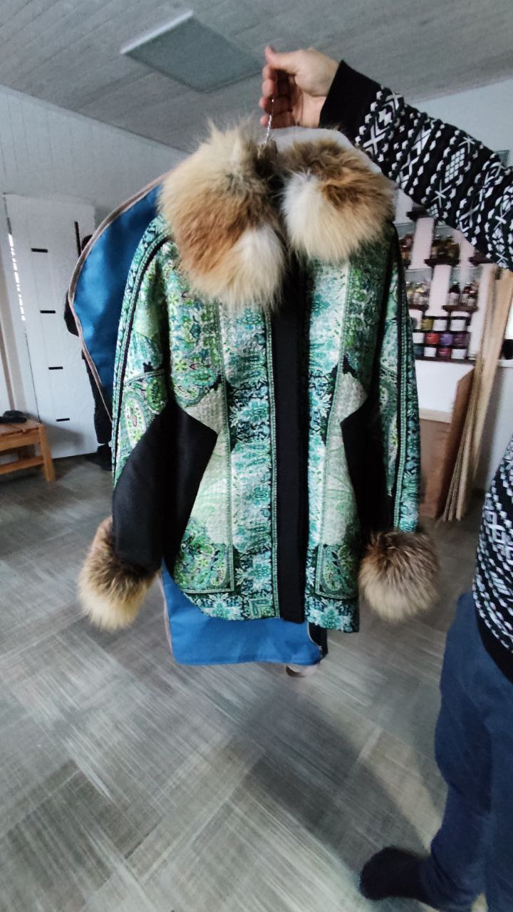 Шуба куртка зеленая с мехом лисы