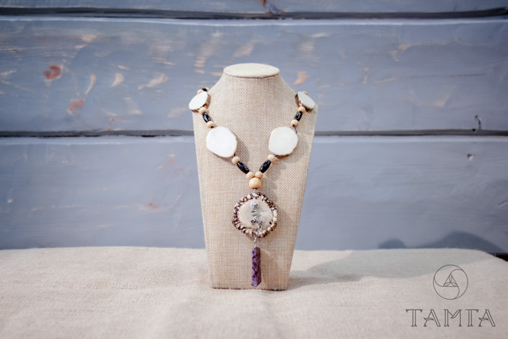 Ожерелье из рога благородного оленя с чароитом | Таёжная лавка Тамга