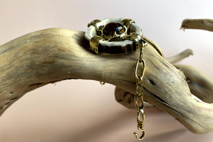 Браслет «Колесо фортуны» со спилом рога оленя и тигровым глазом - Браслеты