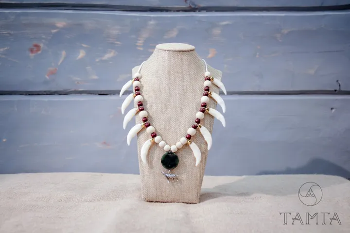 Ожерелье из клыков волка с нефритом | Таёжная лавка Тамга