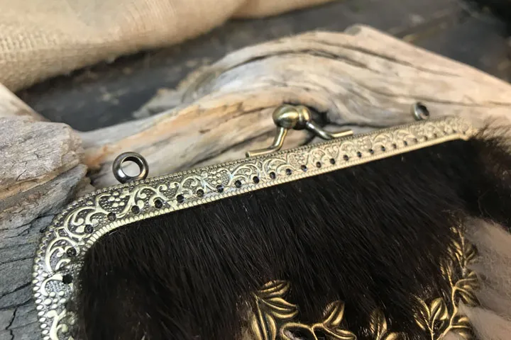 Сумочка из меха нерпы с вышивкой - Сумочки и кошельки