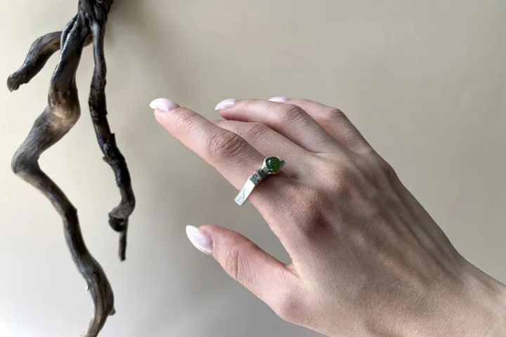 Кольцо «Квадратное» из серебра с нефритом - Кольца