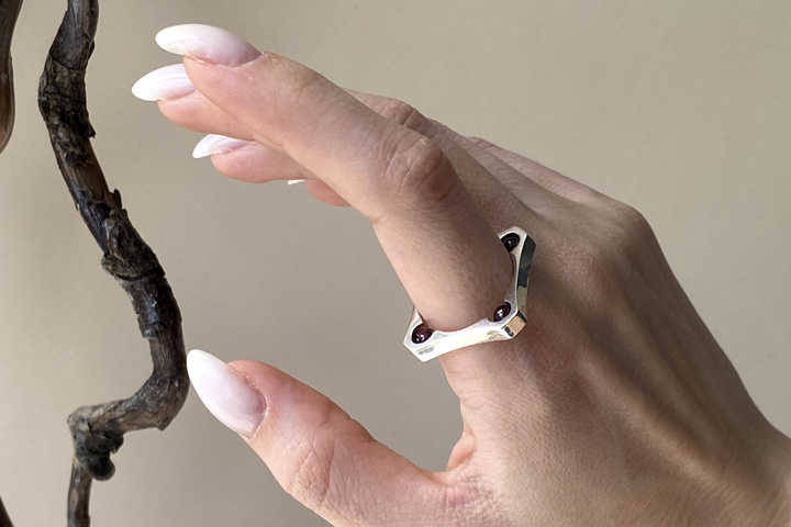 Кольцо «Квадратное» из серебра с гранатом - Кольца