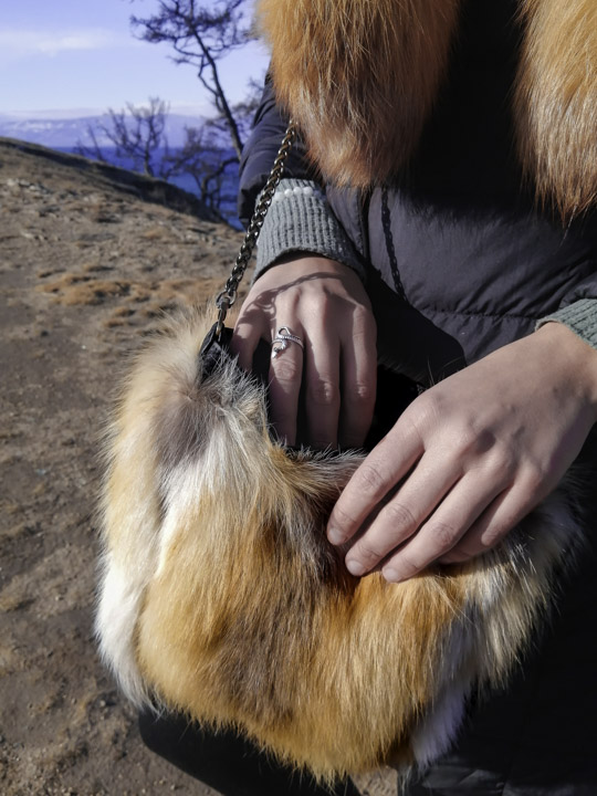 Сумочка на ремешке из меха лисы - Сумочки и кошельки